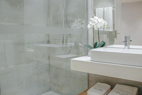 丰沙尔Casal da Penha Apartments的白色的浴室设有水槽和淋浴。