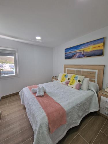阿格特Alojamiento Agaete Pueblo Nº7的一间卧室配有一张大床和枕头