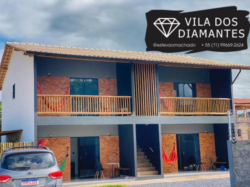 伦索伊斯Vila Dos Diamantes - Lencois Bahia的前面有停车位的建筑