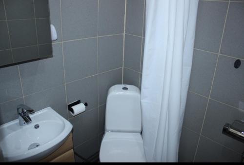 松兹瓦尔Sundsvall lägenhet的浴室配有白色卫生间和盥洗盆。