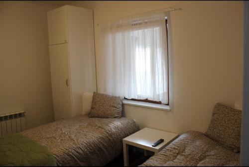 松兹瓦尔Sundsvall lägenhet的客房设有床、沙发和窗户。
