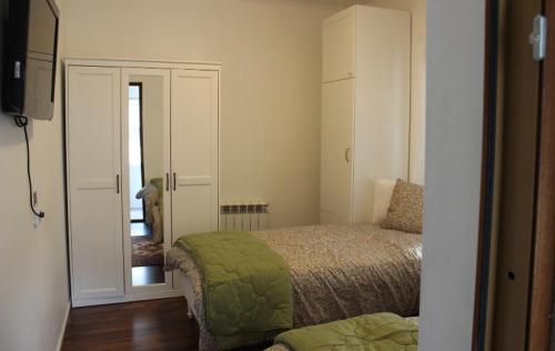 松兹瓦尔Sundsvall lägenhet的一间卧室设有一张床,门通往走廊