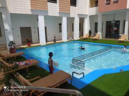 阿加迪尔Appart-Hotel SOFINES的一群人在大型游泳池里