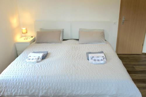 Ponto ValentinoCò d'Franz - PT的一张白色的床,上面有两条毛巾