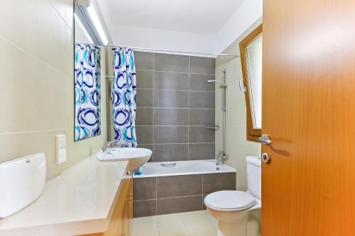 库克里亚3 bedroom Villa Athina with private pool and golf views, Aphrodite Hills Resort的浴室配有盥洗盆、卫生间和盥洗盆。