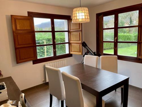 里瓦德塞利亚Casa Mojapies的一间带桌椅和窗户的用餐室