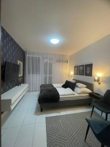 佐洛埃格塞格Geri Mini Home的一间卧室配有一张床和一台电视。