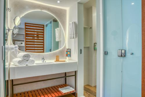 马拉戈日马拉戈日萨利纳斯全包式度假村的一间带水槽和镜子的浴室