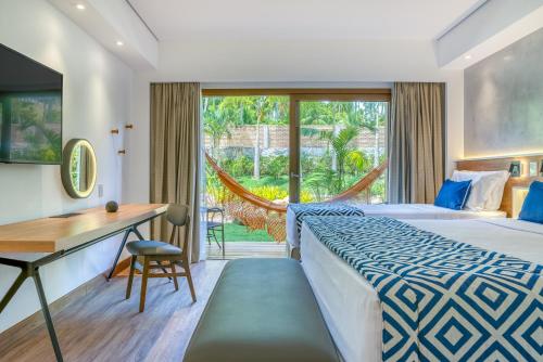 马拉戈日马拉戈日萨利纳斯全包式度假村的配有一张床、一张书桌和一扇窗户的酒店客房
