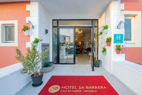 卡拉恩波特Hotel Sa Barrera - Adults Only的前面有红色地毯的酒店入口