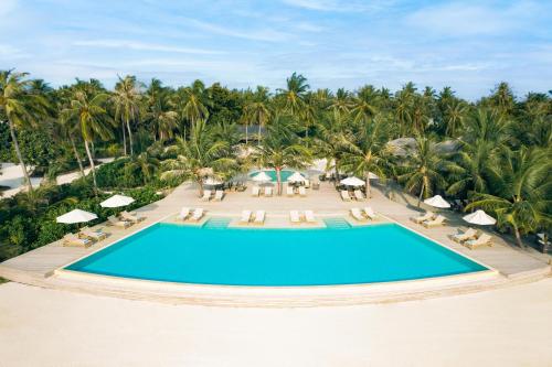拉薇亚妮环礁Jawakara Islands Maldives的享有度假村游泳池的空中景致