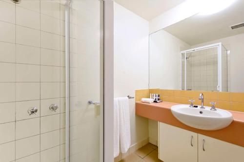 达尔文地铁高级公寓酒店的一间带水槽和淋浴的浴室