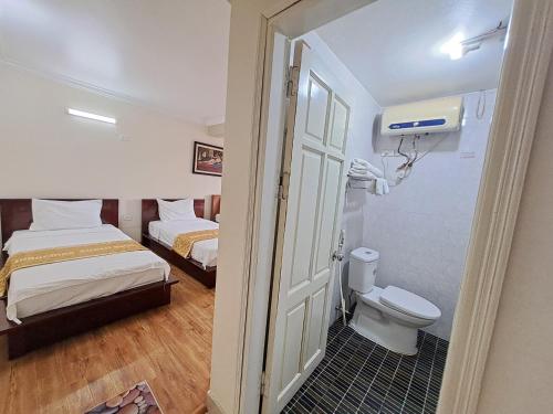 内排Indochina Airport Hotel的小房间设有两张床和卫生间