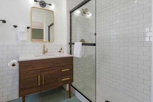 奥克兰Signature Inn Oakland的一间带水槽和淋浴的浴室