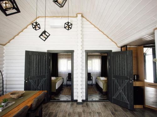 乌曼岛Телячі Ніжності的一间设有两扇门的房间和一间设有两张床的房间