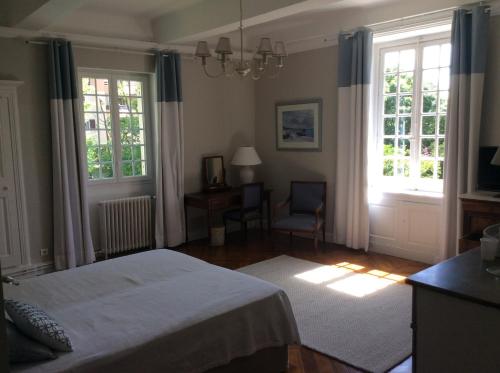 圣热尼拉瓦勒Le clos saint Genois的一间卧室设有一张床和两个窗户。