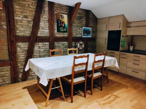 伯尔尼Central-city Penthouse的厨房配有白色的桌椅