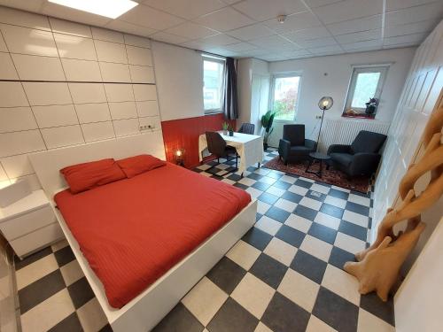 OspelGasthuys de Peel的一间卧室设有一张床和一间客厅。