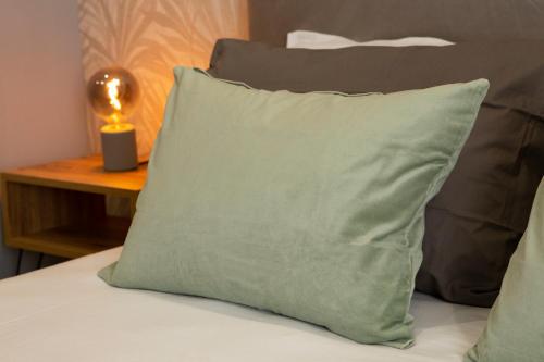 那不勒斯Capodichino airport house的床上的绿色枕头