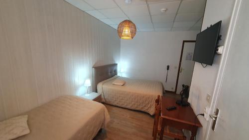 卡斯特拉讷杜罗克酒店的小房间设有两张床和电视
