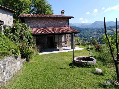 PoggioBirillina Guest House di Laura Reni的享有带花园的石屋的外部景色