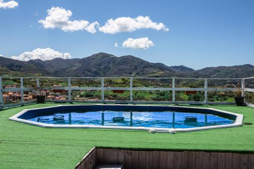 CerasoB&B L'Aurora的一座大型游泳池,位于一个山地的场地内