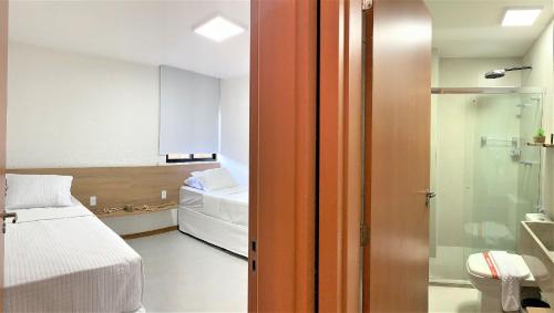 佩德拉斯港Villas Manatee Apto 002 Bloco H - ER Hospedagens的小房间设有一张床和淋浴