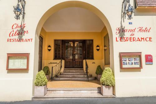 利雪埃斯佩朗斯酒店的通往大楼的入口,设有门和楼梯