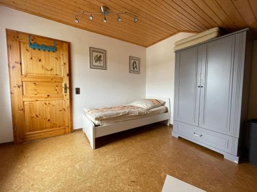 MünkFerienwohnung zum Nürburgring的一间卧室设有一张床和木制天花板
