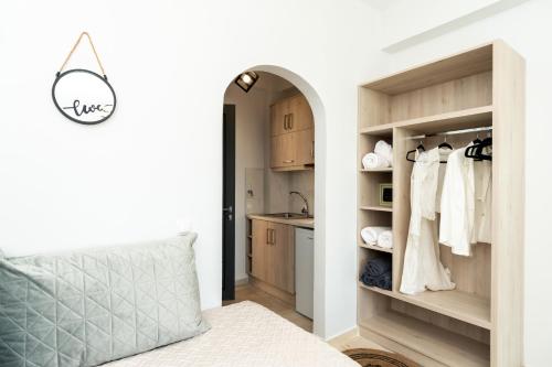 拉加纳斯Villa Milano的一间卧室配有一张床和一个带水槽的衣柜