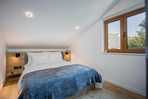 特罗吉尔Oleander Urban Suites, high-speed internet, beach at 250, PET friendly的白色的卧室设有床和窗户