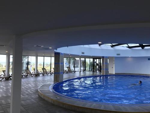 巴统Orbi City Hotel Group Batumi的一座带椅子的大型游泳池