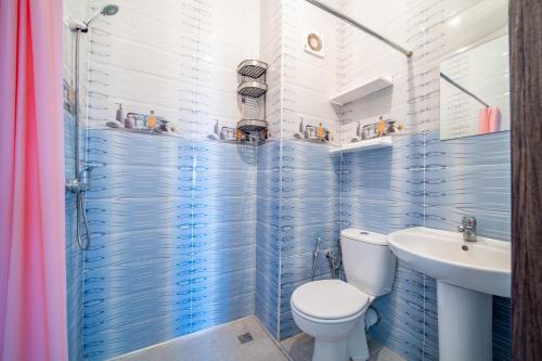 马拉喀什Appartement 2 chambre 5min Aéroport的蓝色瓷砖浴室设有卫生间和水槽