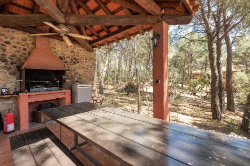 Vilanova de EscornalbouAldeaMia, Forest, mountain view, beach at 8 min的小屋内一张大木桌,设有厨房
