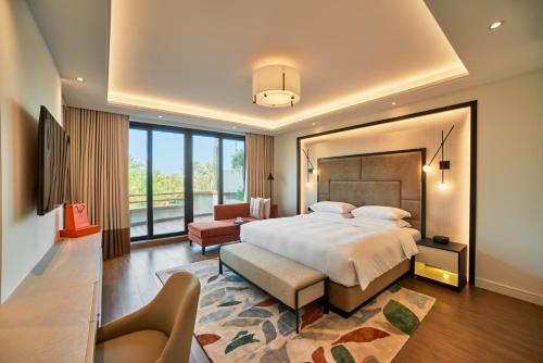 迪拜迪拜君悦公寓的一间卧室设有一张大床和一个大窗户