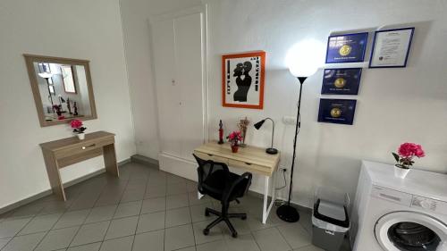 帕特雷Patras Romeο House的配有书桌和洗衣机的家庭办公室