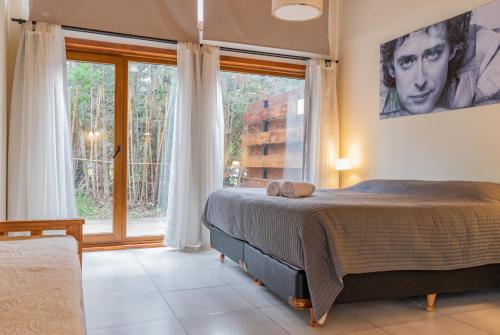 拉安戈斯图拉镇Los Amancays 2的一间卧室设有一张大床和一个大窗户