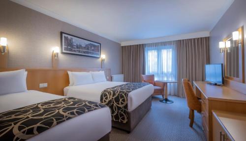 利兹克莱顿酒店，利兹的酒店客房设有两张床和电视。