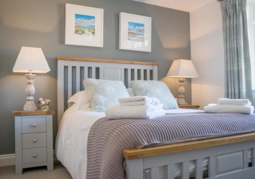 布兰克斯特Dune House的一间卧室配有一张带枕头的床和两盏灯。
