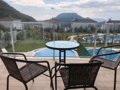 CeditVacation home with private pool, Fethiye, Oludeniz的一个带桌椅的庭院和一个游泳池