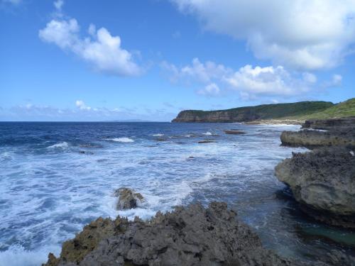 圣弗朗索瓦CABANE au Soleil by的海洋景,水中岩石