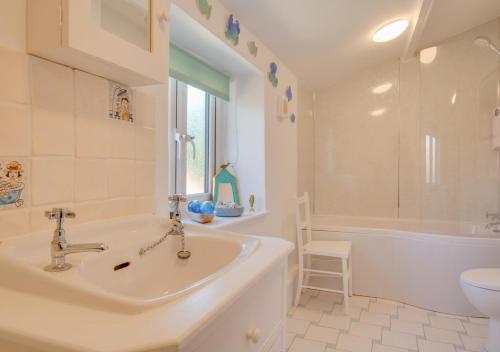 布兰克斯特Hillview的一间带水槽、浴缸和卫生间的浴室
