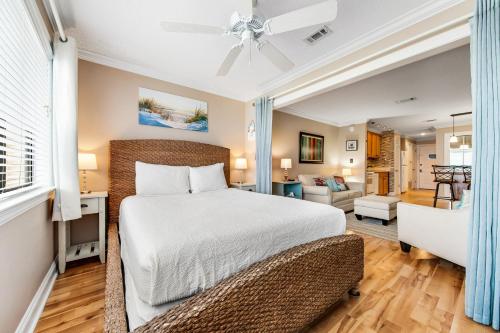 纳瓦拉Sunset Harbor Palms 1-311的一间卧室设有一张床和一间客厅。