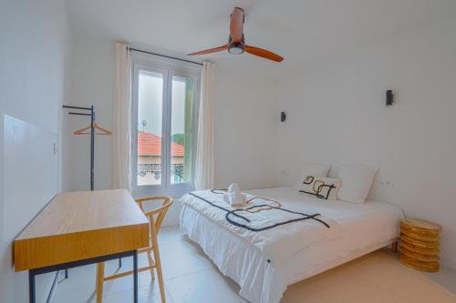 蒙彼利埃NOCNOC - L'Amarelo - Charmant T4 avec terrasse au calme的白色的卧室设有床和窗户