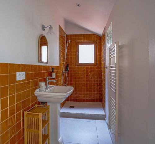 蒙彼利埃NOCNOC - L'Amarelo - Charmant T4 avec terrasse au calme的橙色瓷砖浴室设有水槽和淋浴