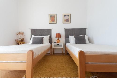 拉巴克Porto Albona的卧室内两张并排的床