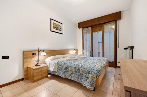 布雷佐内加尔达Appartamento Assenza 9的酒店客房设有床和窗户。