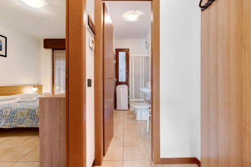 布雷佐内加尔达Appartamento Assenza 9的一间卧室配有一张床,浴室设有卫生间