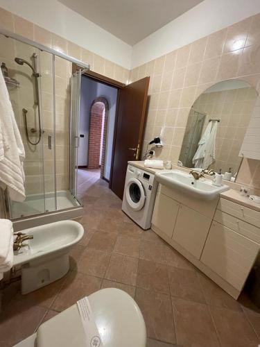 Fara NovareseCentenario affittacamere的一间带水槽和洗衣机的浴室