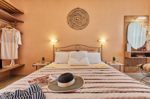 瓦西里科斯Porto Roma Seaside Studios的一间卧室,配有一张床,上面有帽子
